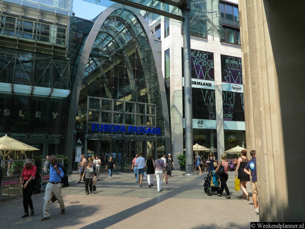 Het warenhuis Karstadt ligt  in de Mönckebergstrasse tegenover het winkelcentrum Europa Passage. Tip:   Winkelen in Hamburg.